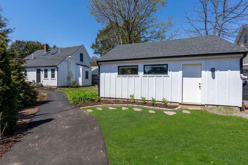 39 Topsfield Road Ipswich, MA 01938 - Photo 4 of 40