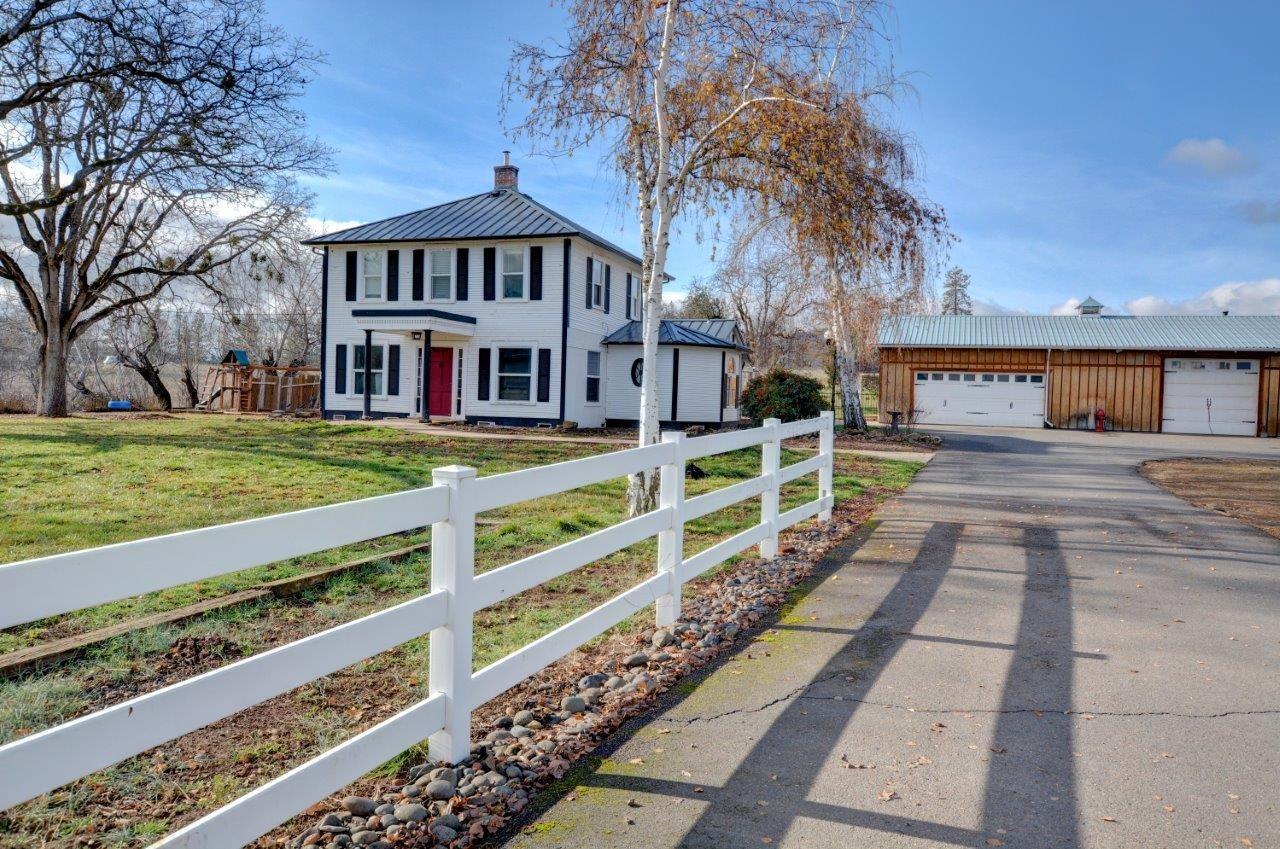 11955 Perry Road White City, OR 97503 - Photo 1 of 32 a front view of a house with a yard