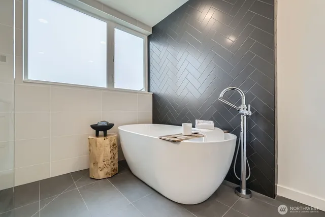 $1,379,990 | 511 Howe Street, Unit A, Seattle, WA 98109