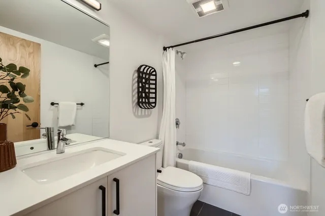 $1,379,990 | 511 Howe Street, Unit A, Seattle, WA 98109