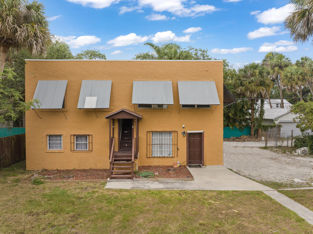 902 Boston Avenue Fort Pierce, FL 34950 - Photo 30 of 34 front view of a house with a yard