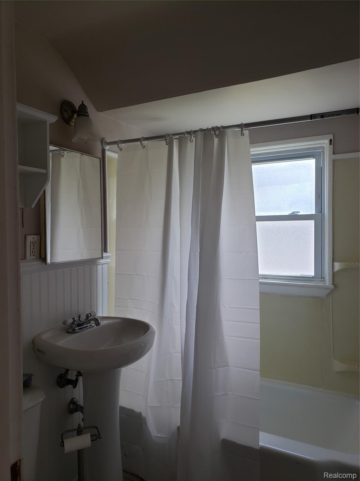 22094 Rausch Avenue Eastpointe, MI 48021 - Photo 21 of 28 20200812_122544.jpg