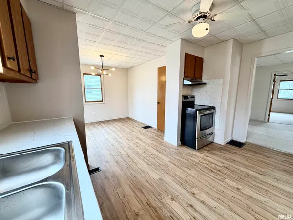 $84,900 | 840 East 4th Street, Galesburg, IL 61401