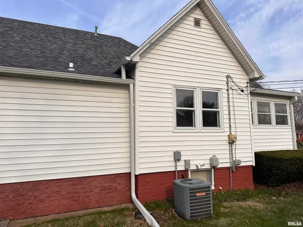 $84,900 | 840 East 4th Street, Galesburg, IL 61401