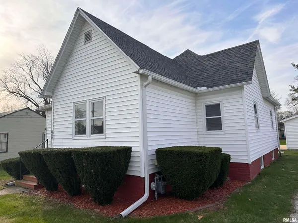 $84,900 | 840 East 4th Street, Galesburg, IL 61401