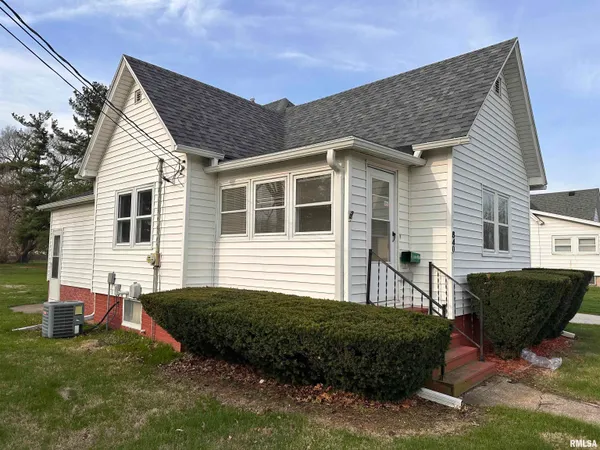 $84,900 | 840 East 4th Street, Galesburg, IL 61401