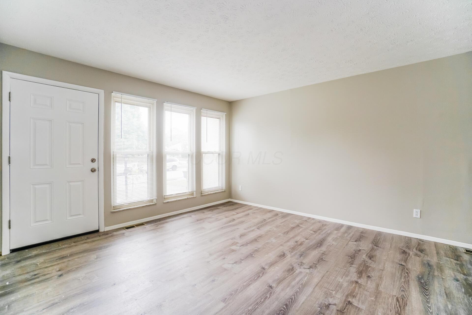 1659 Greenville Road Columbus, OH 43223 - Photo 2 of 15 2 Living Room