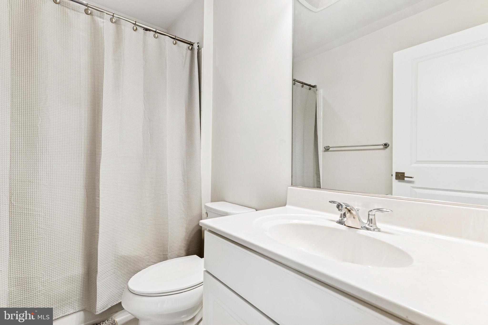 23747 Hopewell Manor Terrace Ashburn, VA 20148 - Photo 30 of 34 4th Level Full Bath