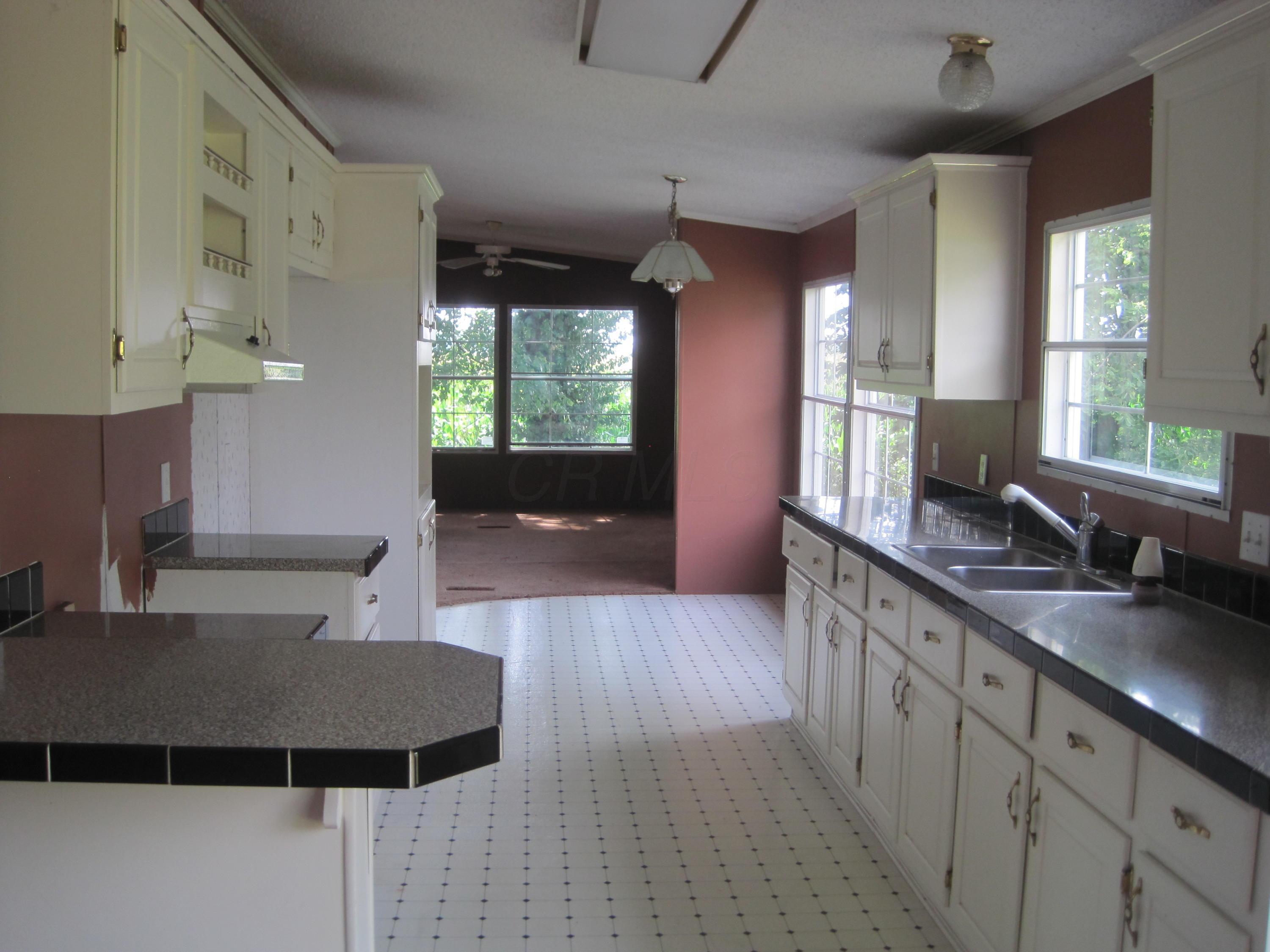 2336 Robinson Road Southeast Washington Court House, OH 43160 - Photo 6 of 21