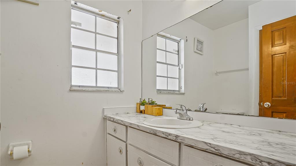 5891 Sir Henry Road Orlando, FL 32808 - Photo 15 of 40