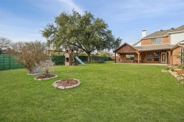 a view of a house with a backyard