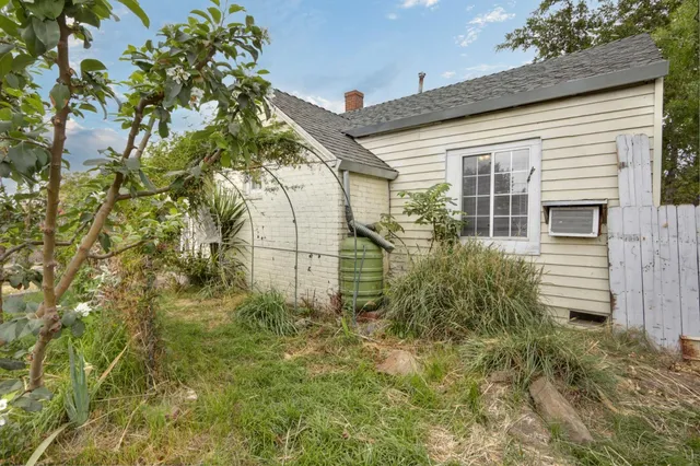 a view of backyard of the house