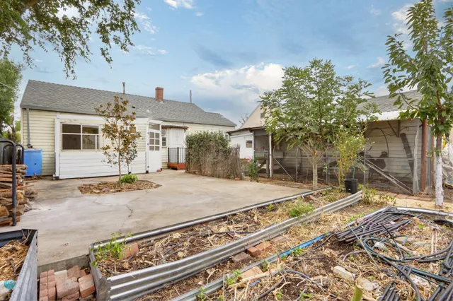 a view of a backyard