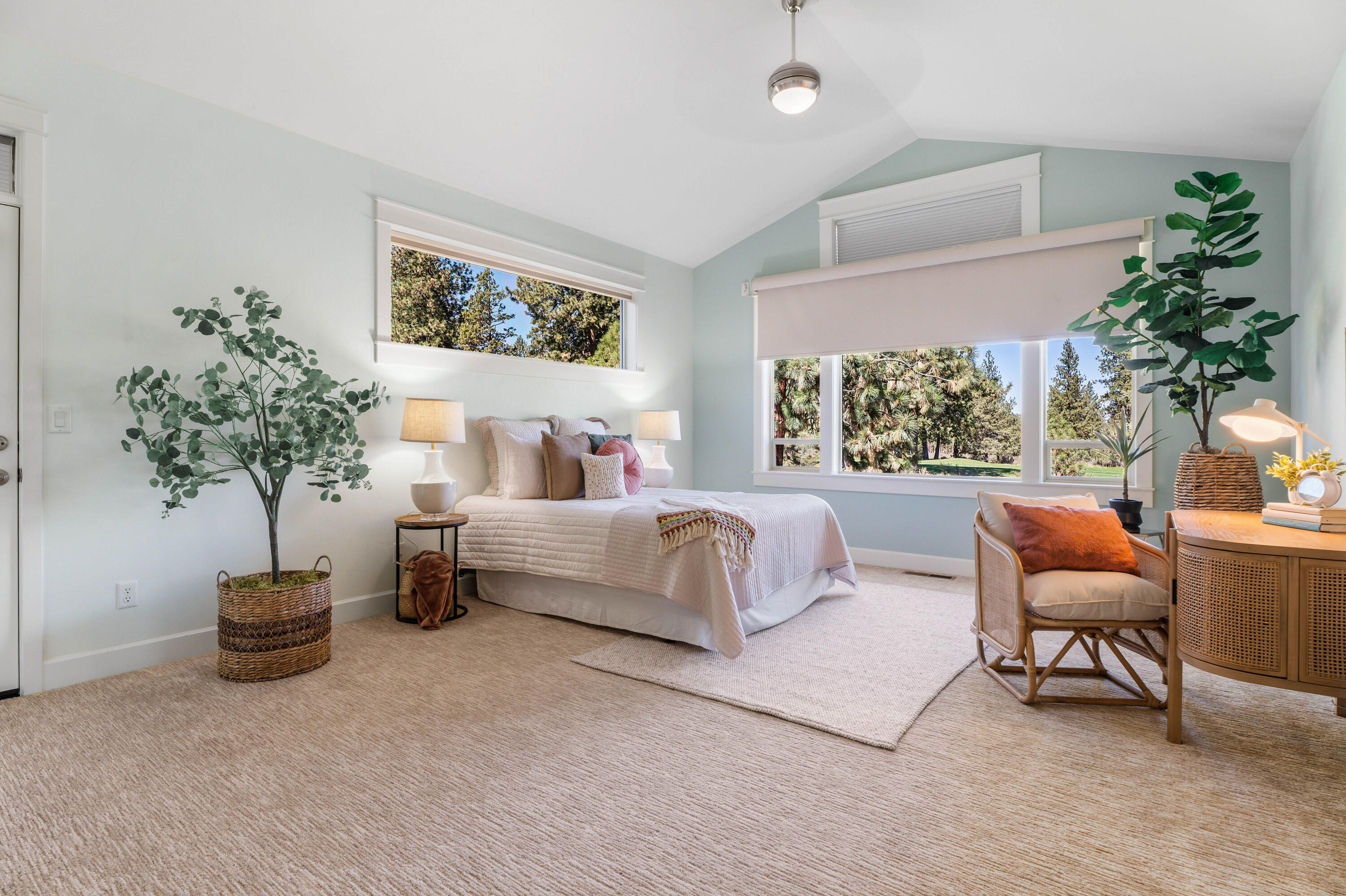 20182 Stonegate Drive Bend, OR 97702 - Photo 20 of 50 Primary bedroom on main level