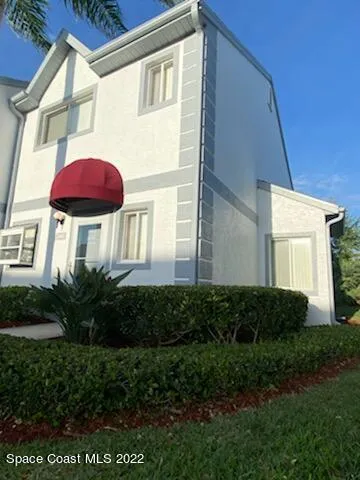 a view of a house with backyard and garden
