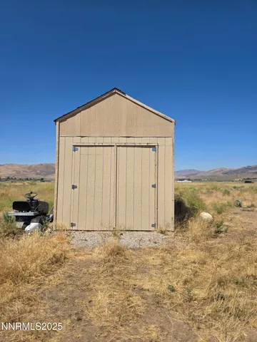 a view of a house with backyard