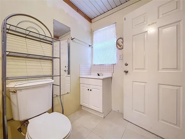 a view of a livingroom with furniture and a garage