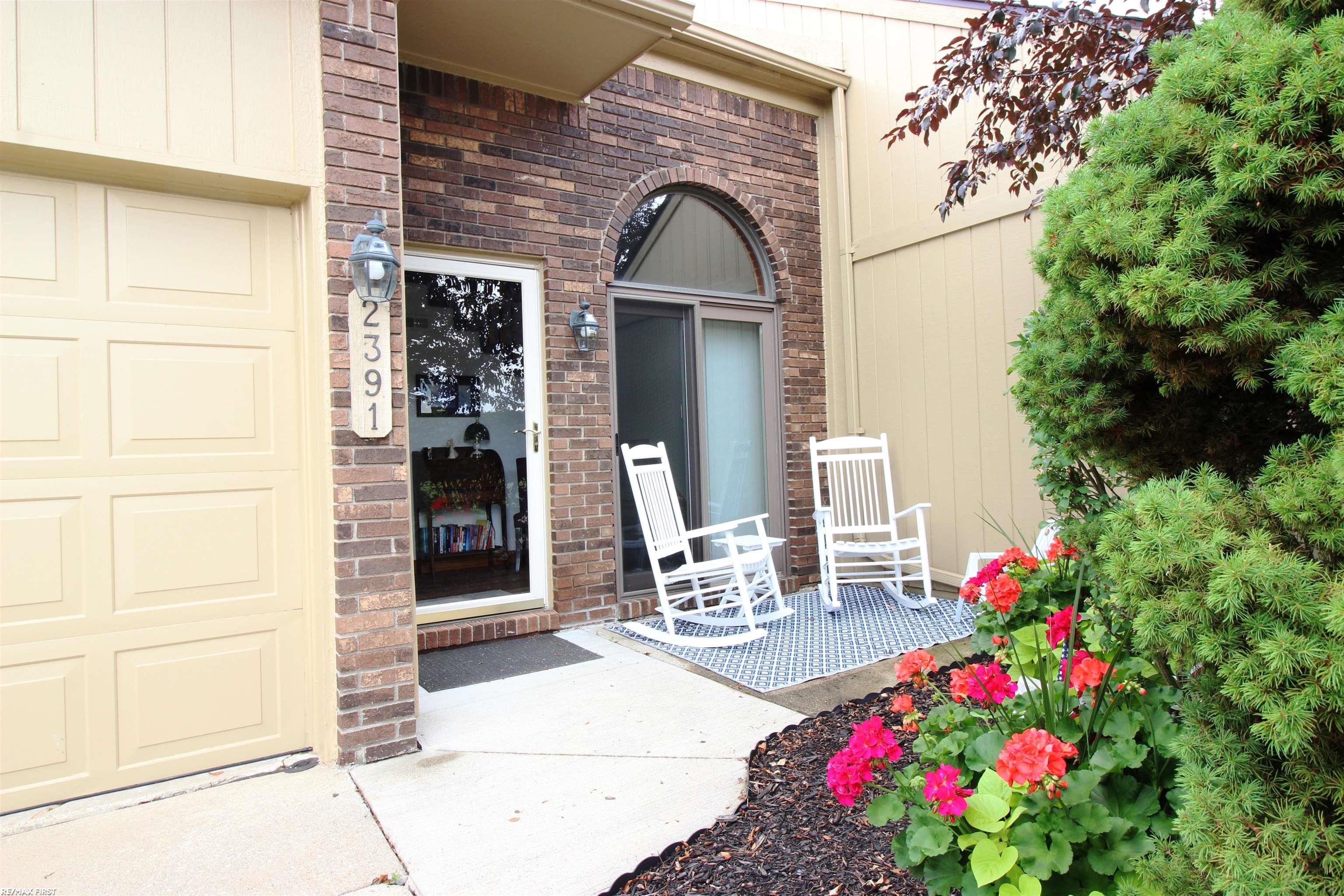 2391 Rochelle Park Drive Rochester Hills, MI 48309 - Photo 2 of 29