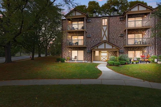 $224,900 | 751 South Dwyer Avenue, Unit F, Arlington Heights, IL 60005