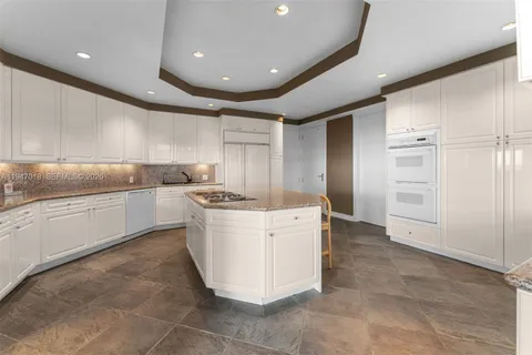 $9,900,000 | 5225 Collins Avenue, Unit PH8, Miami Beach, FL 33140