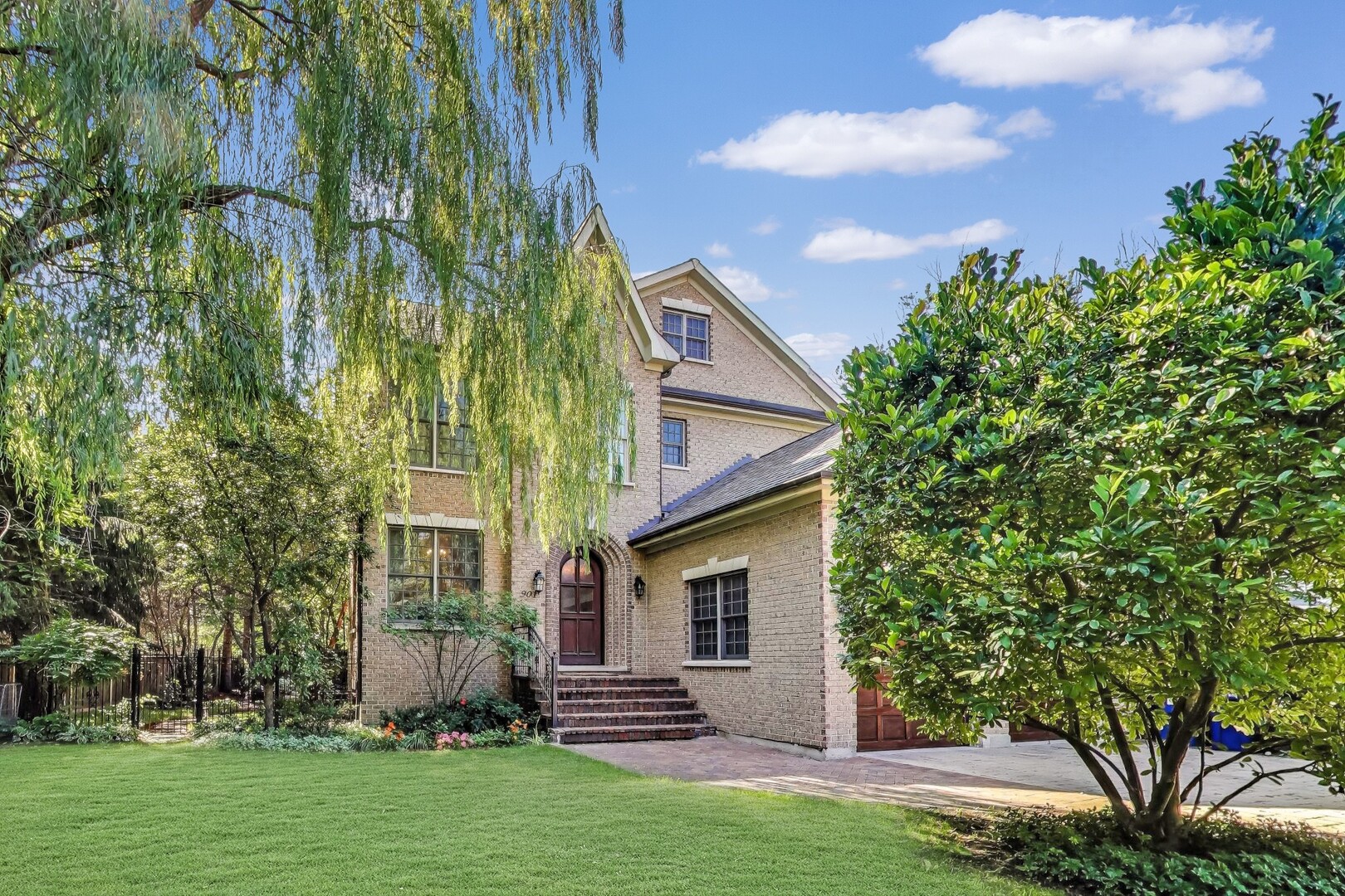 901 Pontiac Road Wilmette, IL 60091 - Photo 2 of 35 a view of front of a house with a yard