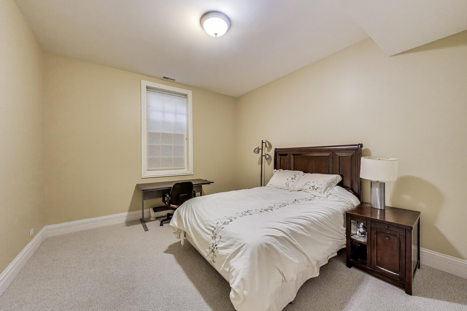 901 Pontiac Road Wilmette, IL 60091 - Photo 24 of 35 a bedroom with a bed and a window