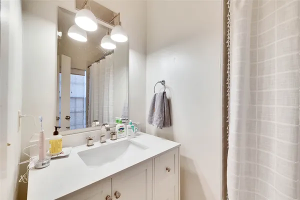 $2,600 | 2216 San Gabriel Street, Unit 204, Austin, TX 78705