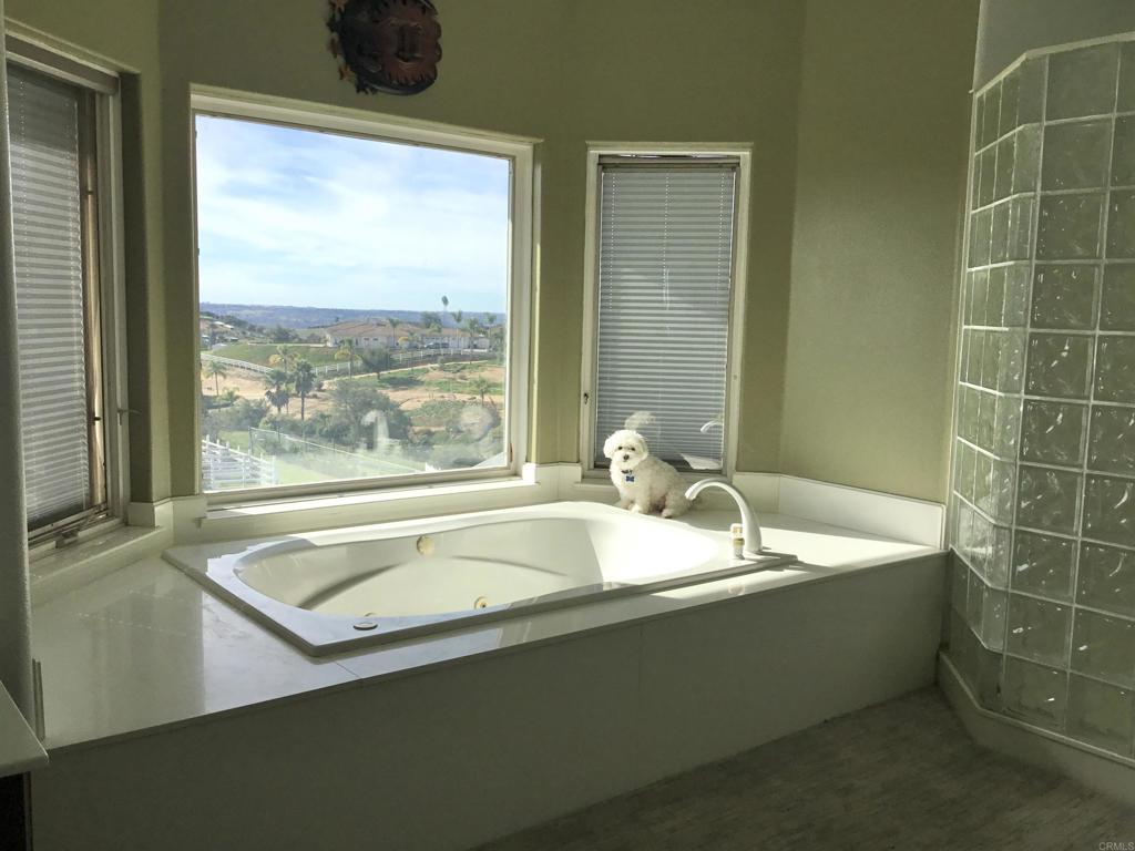 622 Rancho Del Cerro Fallbrook, CA 92028 - Photo 19 of 58 a bathroom with a bathtub and window
