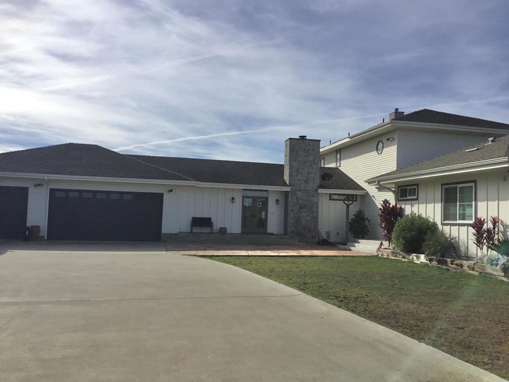 622 Rancho Del Cerro Fallbrook, CA 92028 - Photo 4 of 58 a front view of a house with a yard and garage