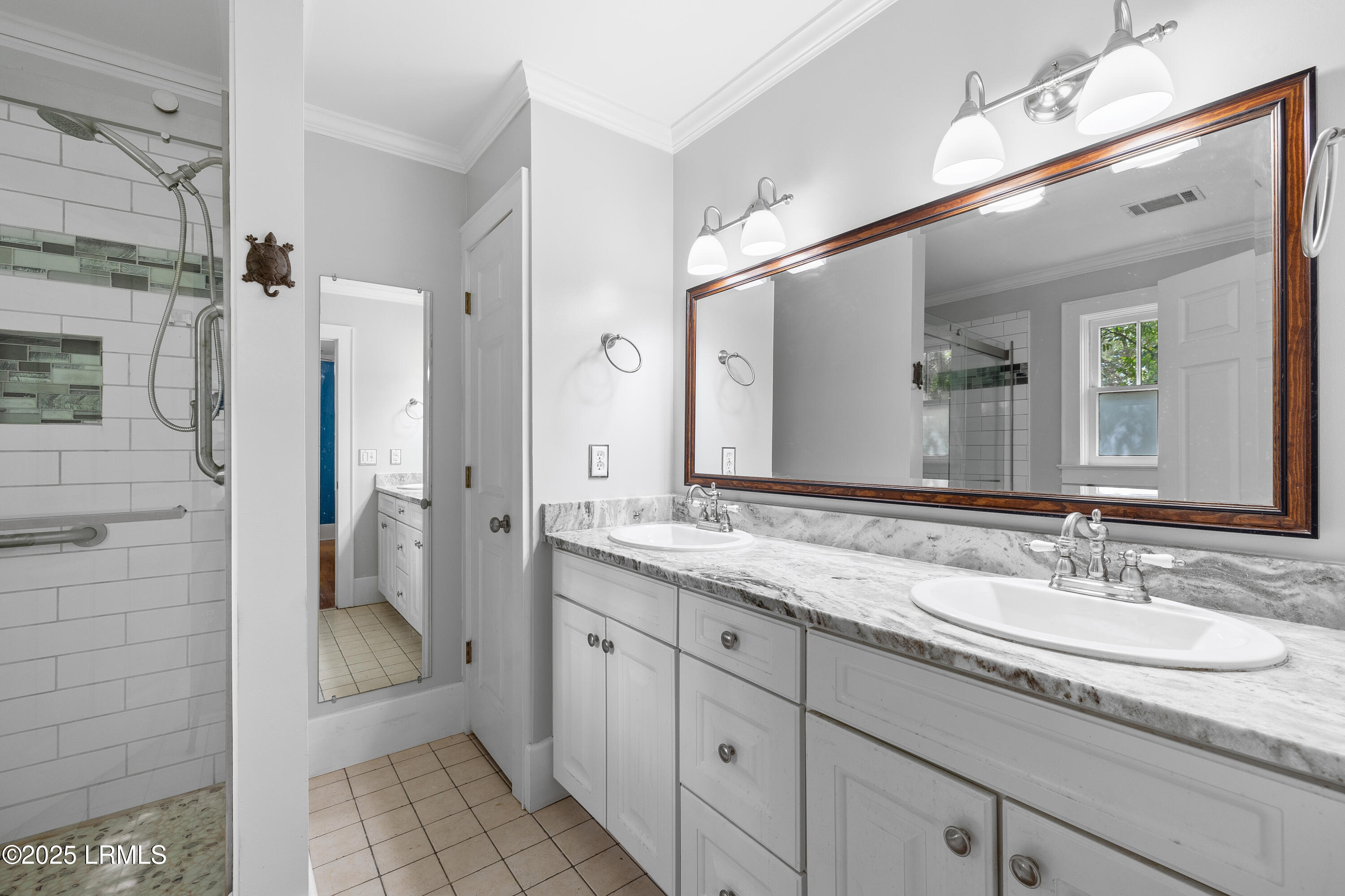 411 Heyward Street Beaufort, SC 29902 - Photo 19 of 44 Primary Bathroom