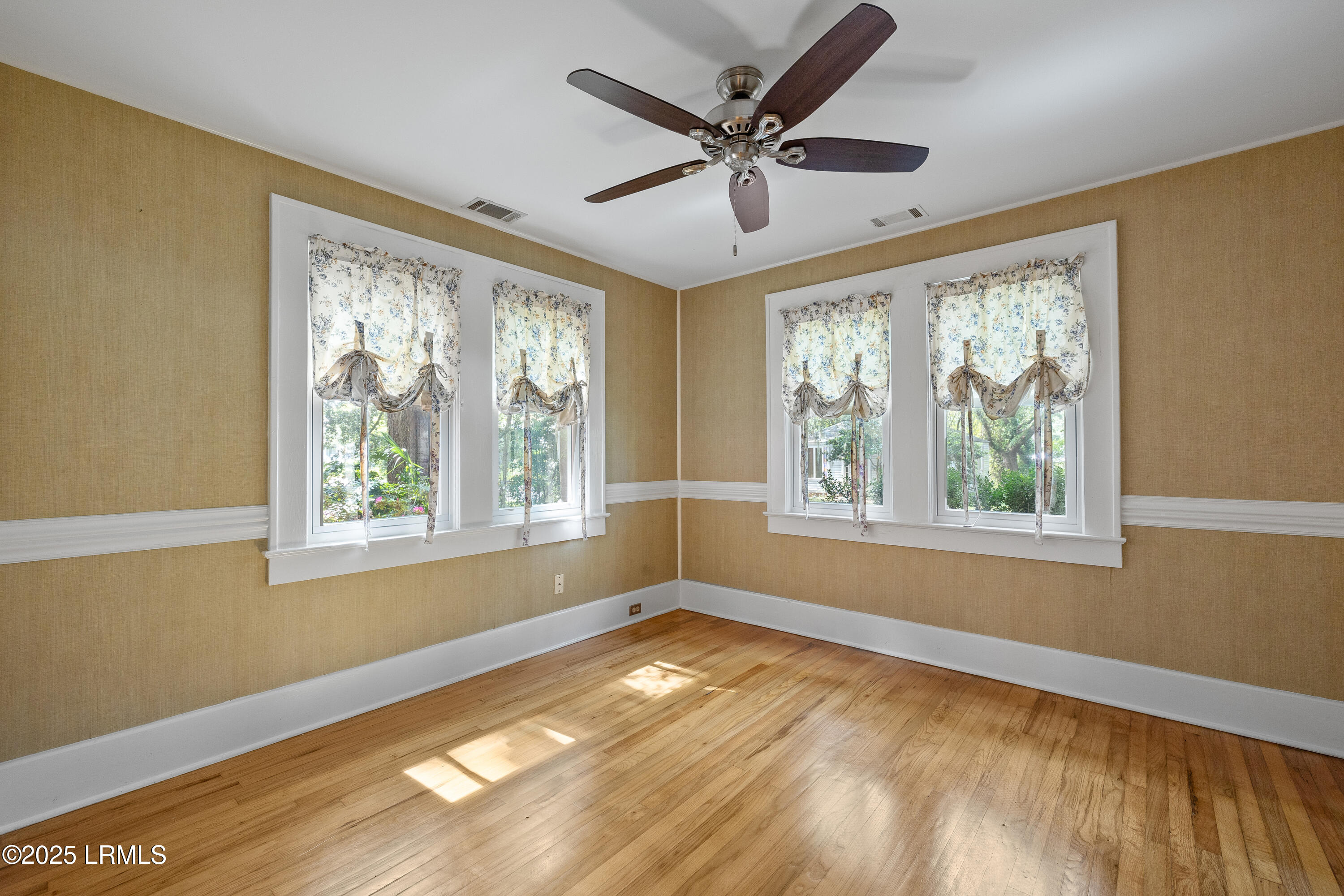 411 Heyward Street Beaufort, SC 29902 - Photo 21 of 44 Guest Bedroom