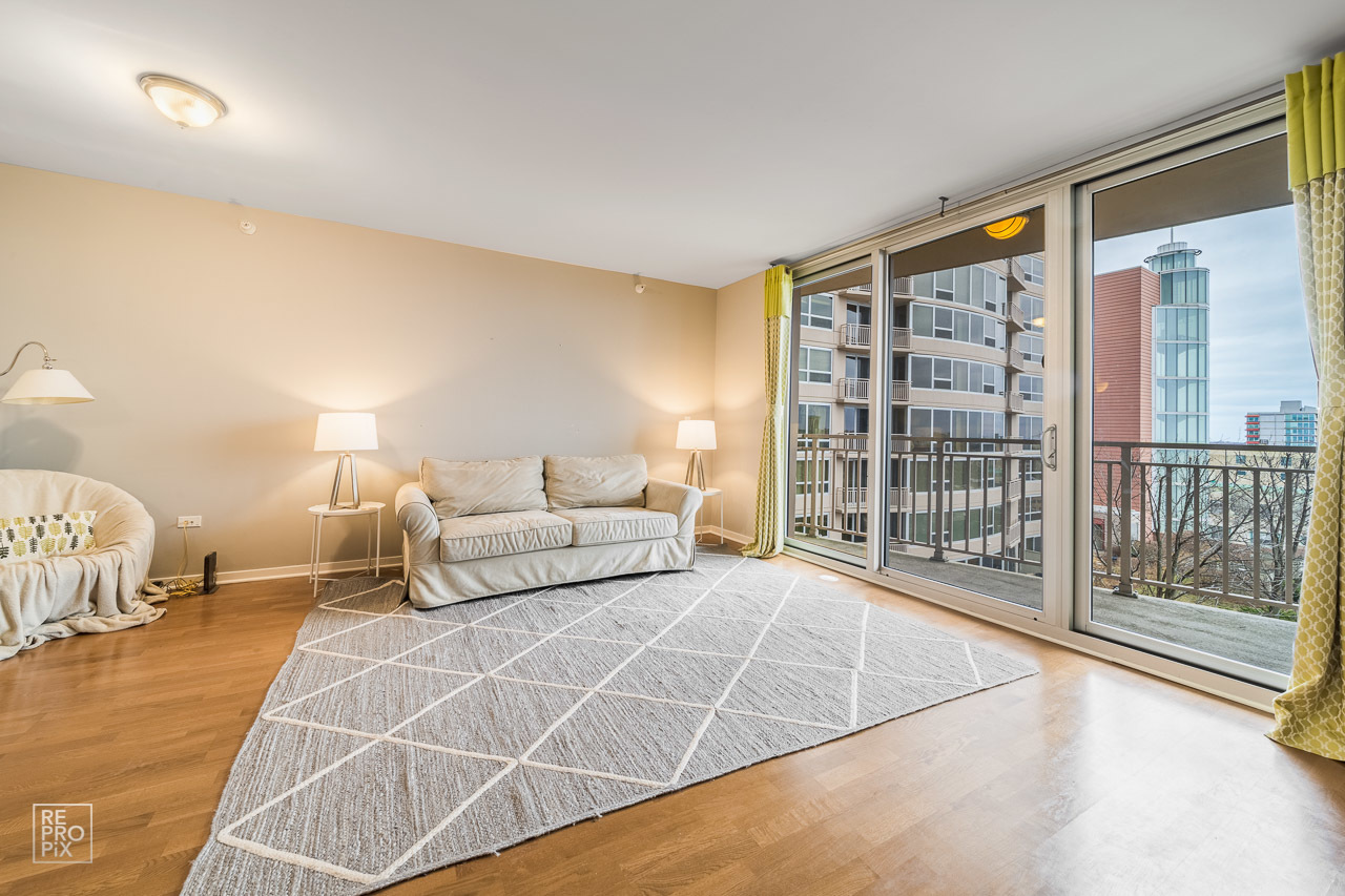 807 Davis Street, Unit 1007 Evanston, IL 60201 - Photo 6 of 14 a spacious bedroom with a large bed and a large window
