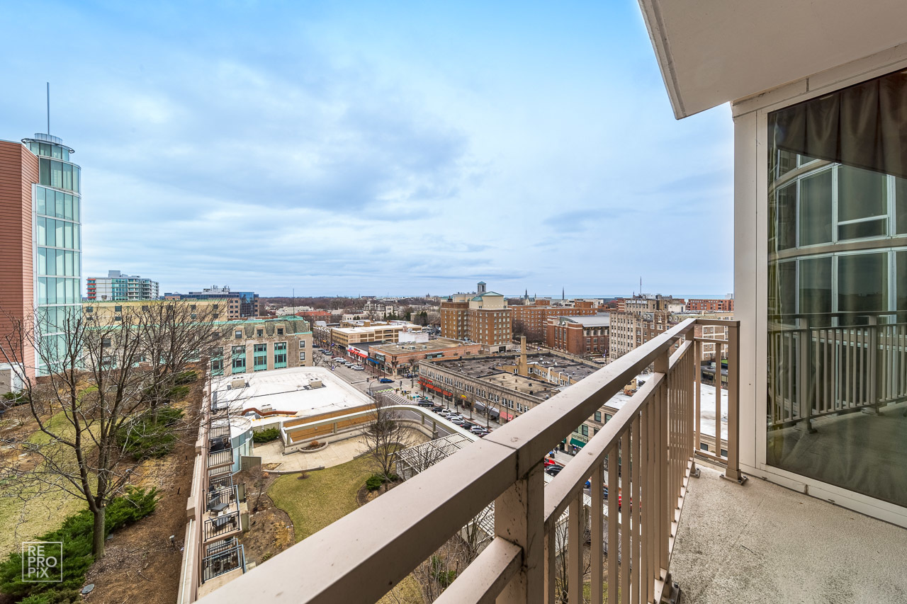 807 Davis Street, Unit 1007 Evanston, IL 60201 - Photo 7 of 14 a view of a balcony with an ocean view