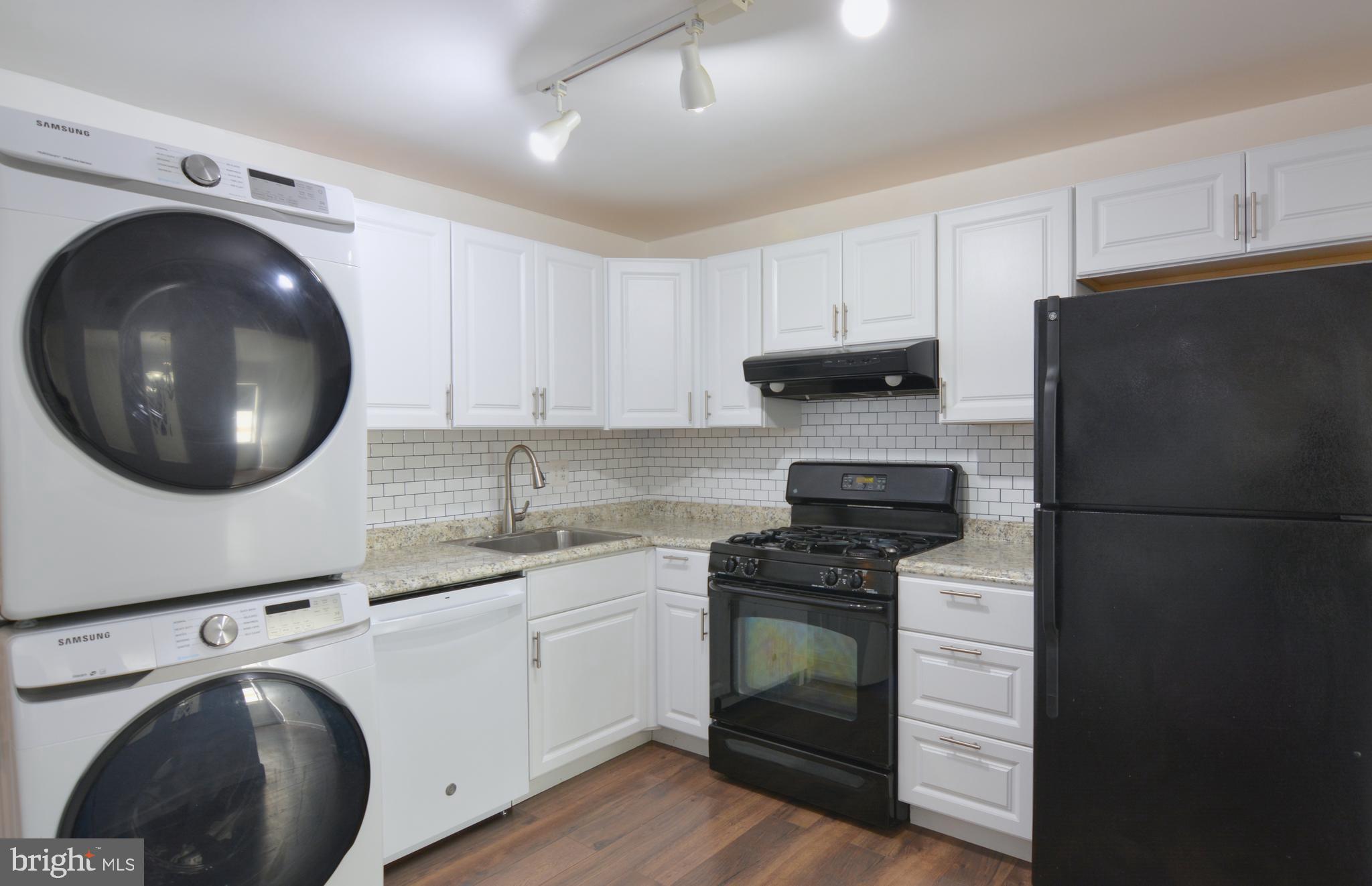 18905 Smoothstone Way, Unit I3 Gaithersburg, MD 20886 - Photo 15 of 32 a kitchen with a sink and a stove top oven