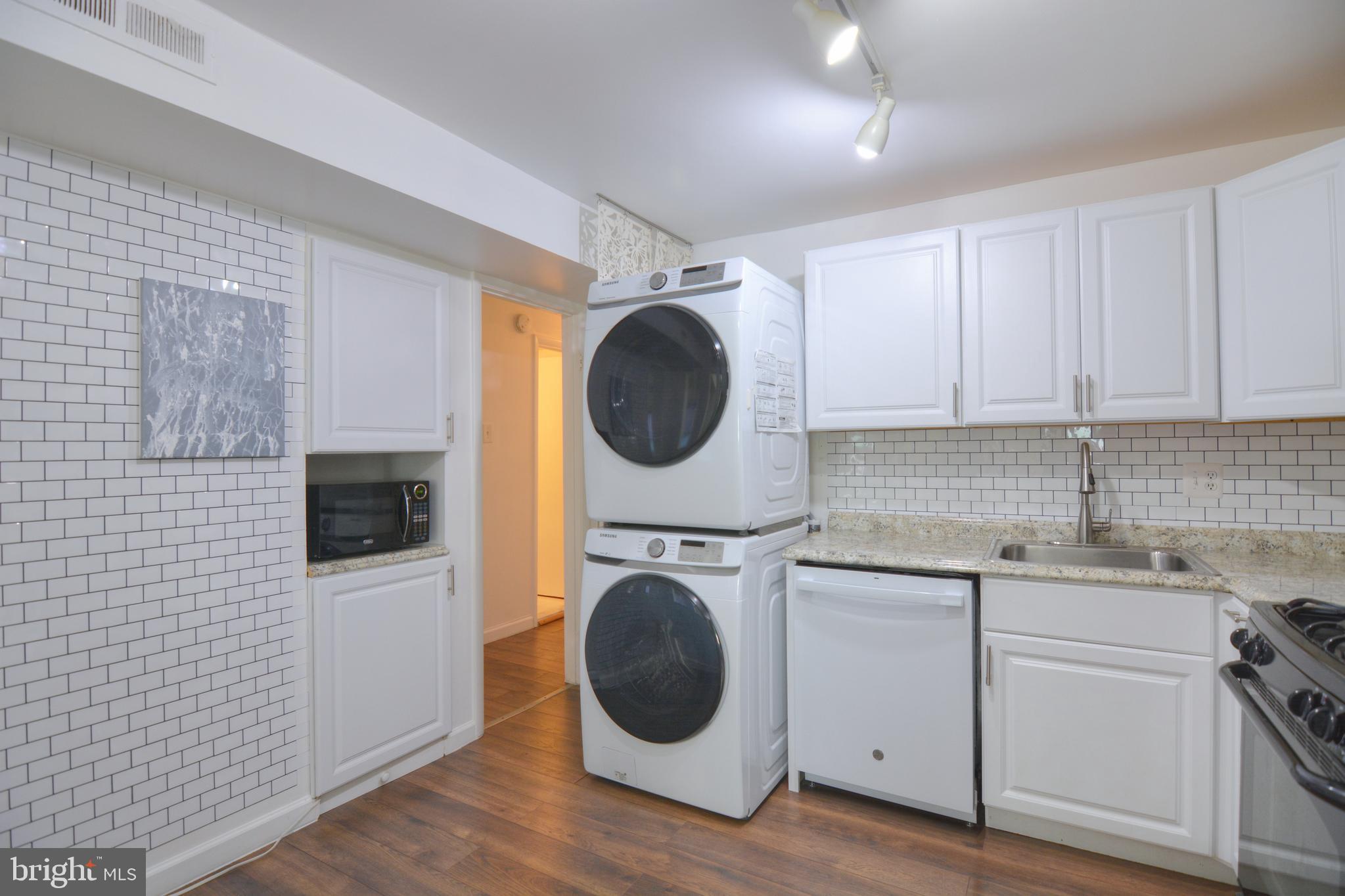 18905 Smoothstone Way, Unit I3 Gaithersburg, MD 20886 - Photo 19 of 32 a kitchen with a washer and dryer