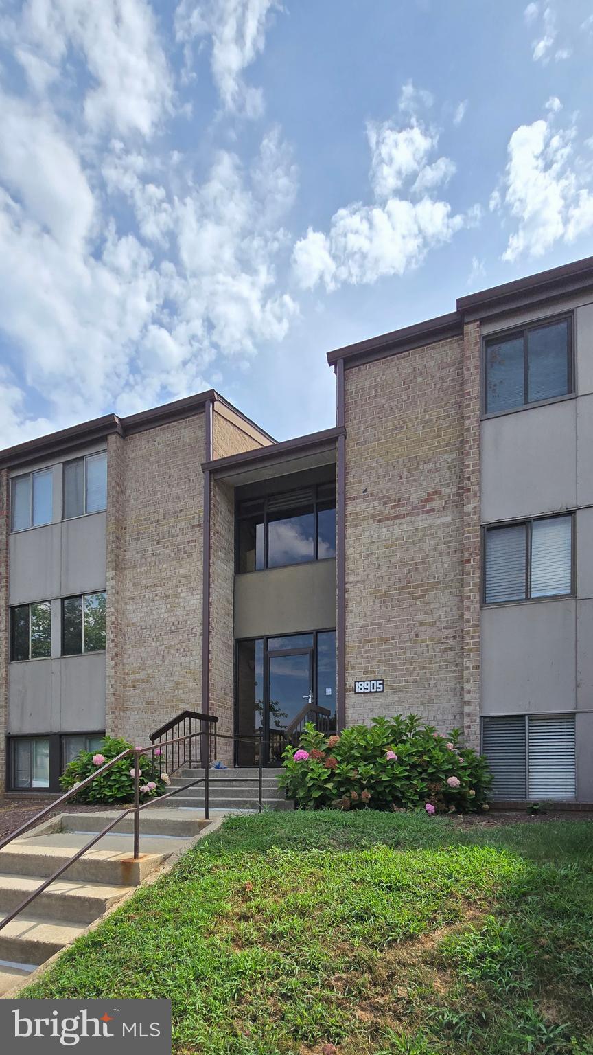 18905 Smoothstone Way, Unit I3 Gaithersburg, MD 20886 - Photo 2 of 32 a brick house with a small yard and front view of a house