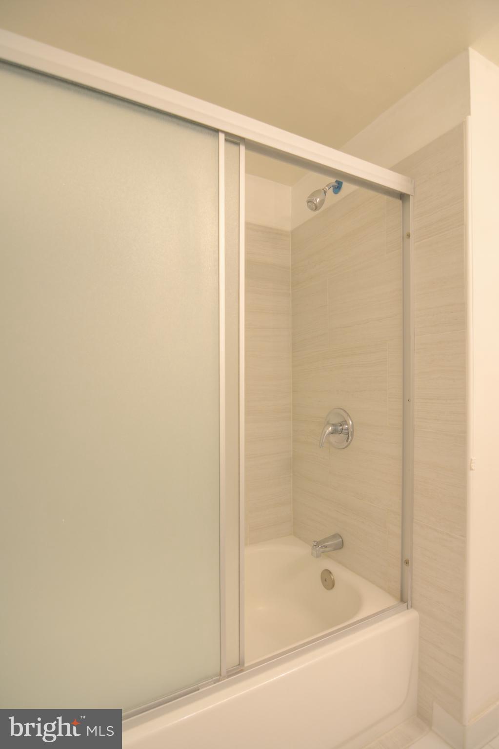 18905 Smoothstone Way, Unit I3 Gaithersburg, MD 20886 - Photo 24 of 32 a bathroom with a shower and a bath tub