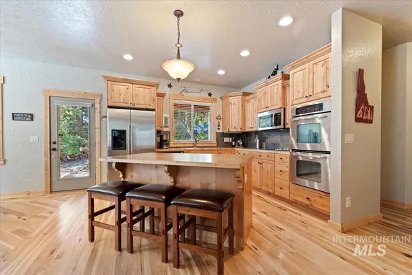 $700,000 | 23 Waterline, Cascade, ID 83611