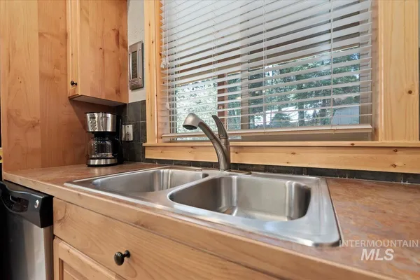 $700,000 | 23 Waterline, Cascade, ID 83611