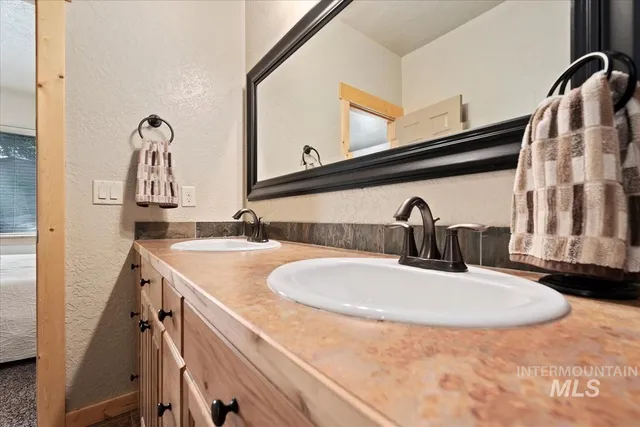 $700,000 | 23 Waterline, Cascade, ID 83611