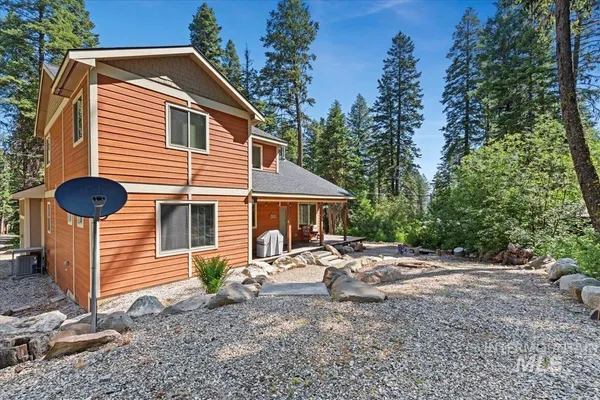 $700,000 | 23 Waterline, Cascade, ID 83611