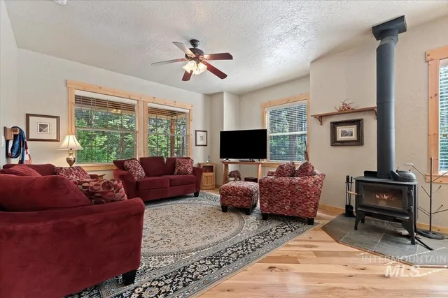 $700,000 | 23 Waterline, Cascade, ID 83611