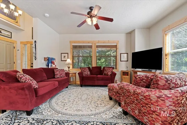 $700,000 | 23 Waterline, Cascade, ID 83611