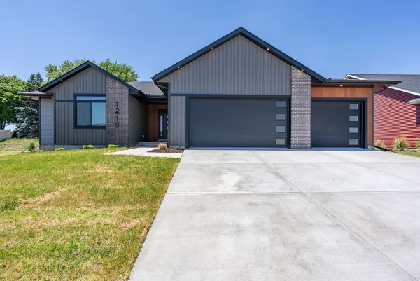 $564,900 | 1218 South 2nd Street, Eldridge, IA 52748