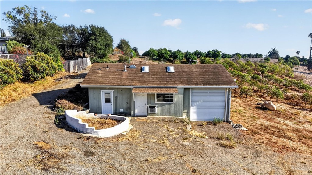 2864 Live Oak Park Road Fallbrook, CA 92028 - Photo 14 of 38 UNIT #2 OLDER 1 BED ROOM NEEDS WORK GREAT FOR RANCH HAND.