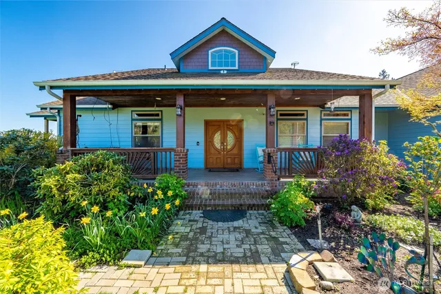 a view of a livingroom with furniture and a livingroom