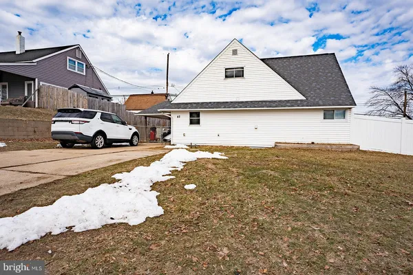 $400,000 | 42 Hollyhock Lane, Levittown, PA 19055
