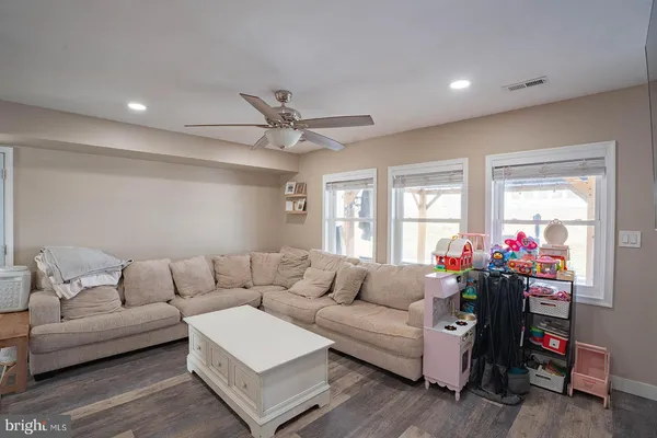 $400,000 | 42 Hollyhock Lane, Levittown, PA 19055