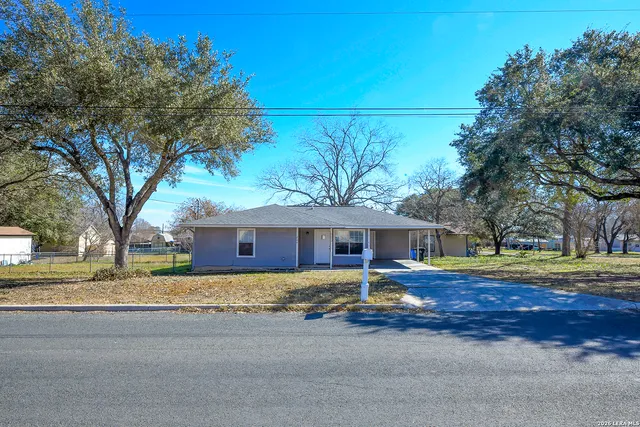 $1,500 | 206 McCoy, La Vernia, TX 78121