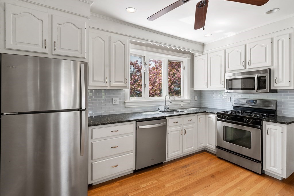 622 Webster Street Needham, MA 02492 - Photo 3 of 38 Gallery Image 3